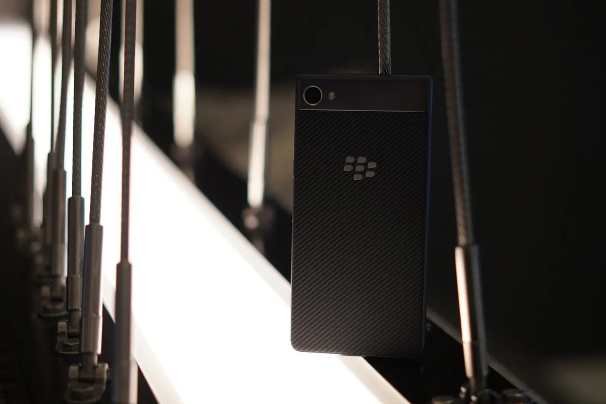 BlackBerry Motion photo 3